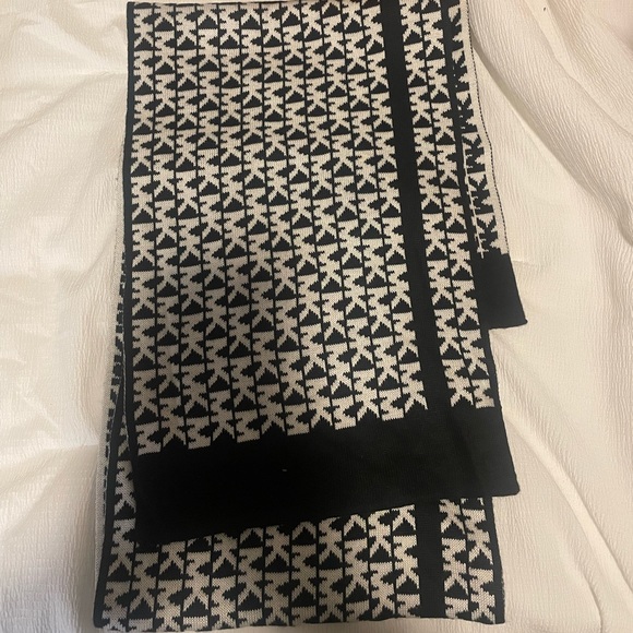 Michael Kors Scarf. - Picture 1 of 2